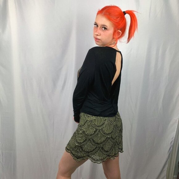 the classic black long sleeved open back with graphic front size medium - Picture 2 of 9